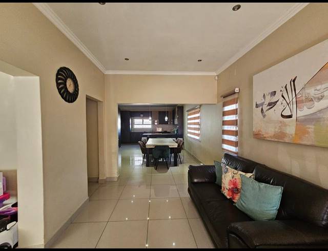 3 BEDROOM HOUSE FOR SALE IN MAYFAIR WEST